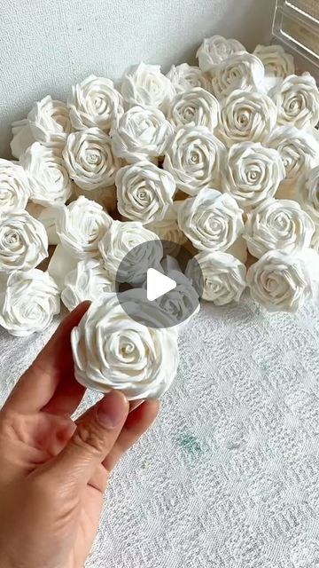 How To Make Rose, Diy Flores, Fleurs Diy, Flower Decorations Diy, Diy Toilet, Paper Flower Decor, Diy Roses, Paper Flower Bouquet, Paper Making