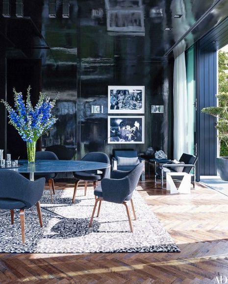 The high-gloss home office of New York Yankees player Alex Rodriguez dives deep into the blues. Photo: Bjorn Wallander, Architectural Digest. Brooklyn Brownstone, Alex Rodriguez, Florence Knoll, Bachelor Pad, Coral Gables, Celebrity Houses, Florida Home, Office Interior Design, Home Office Design