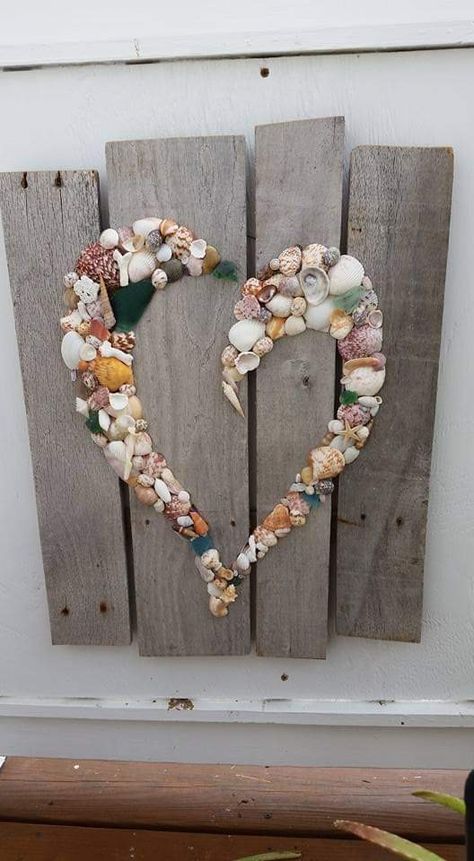 Seashell Art Diy, Beach Themed Crafts, Driftwood Art Diy, Shell Crafts Diy, Diy Wall Art Decor, Garden Art Sculptures Diy, Garden Deco, Garden Artwork, Garden Art Projects