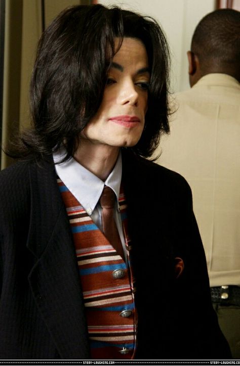 MICHAEL JACKSON 2005...such a sad time for him, but he still looked beautiful. Michael Jackson Crying, Michael Jackson Trial, You Give Me Butterflies, Michael Jackson Wallpaper, Michael Jackson Rare, Michael Jackson Pics, Jackson 5, The Jacksons, Michael J