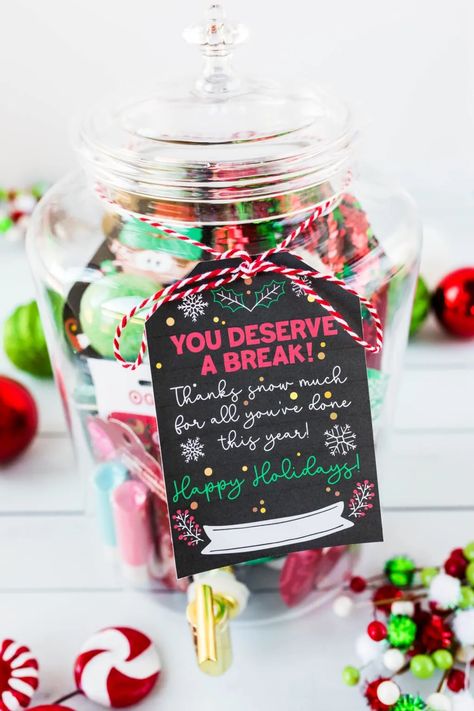 This Christmas Teacher Basket is the best DIY Christmas teacher gift idea! Grab our free Christmas Teacher gift tag printables now. #Christmasgifts #TeacherGifts #ChristmasTeacherGift #GiftBaskets Christmas Gift Basket Ideas For Teachers, Teacher Holiday Gifts Diy, Diy Teacher Christmas Gifts Cricut, Holiday Gift Ideas For Teachers, Christmas Gift Basket For Teachers, Cute Teacher Christmas Gift Ideas, Christmas Gift Daycare Teacher, Christmas Teacher Gift Basket, Christmas Gift Ideas For Teachers Diy