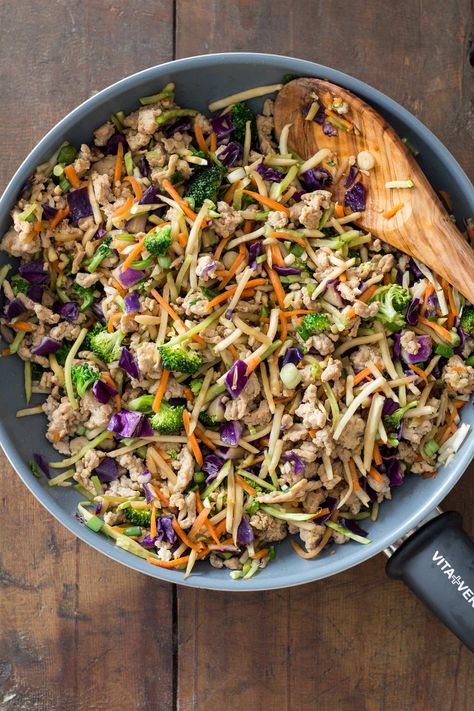 10 minutes for the most amazing Low-Carb Stir-Fry. Ground chicken, a rainbow of veggies, delicious asian flavors and a pan is all you need. Slaw Stir Fry, Healthy Ground Chicken Recipes, Chicken Recipes Low Carb, Healthy Ground Chicken, Ground Chicken Recipes Healthy, Broccoli Slaw Recipes, Stir Fry Recipes Chicken, Rainbow Salad, Broiled Chicken