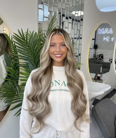 Rooted Platinum Blonde Hair, Dark Root Light Ends, Long Blonde Hair Dark Roots, Bronde Haircolor Cool Tone, Bright Lived In Blonde, Bronde Haircolor Blondes, Winter Hair Color Ideas For Blondes, Low Maintenance Blonde Hair For Brunettes, Bright Blonde Hair With Dimension