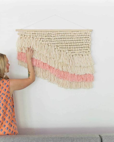 15 Crafts You Can Do While Watching TV - A Beautiful Mess Diy Home Decor For Apartments, Elsie Larson, Weaving Tutorial, A Beautiful Mess, Diy Weaving, Plain Rugs, Wall Hanging Diy, Decoration Birthday, Weaving Projects