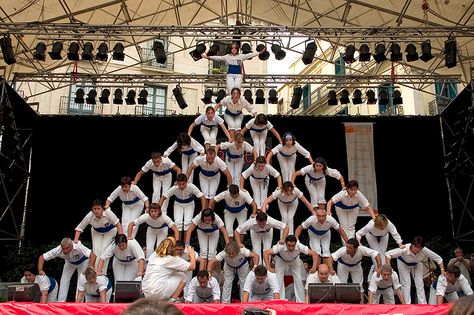 human pyramid Human Pyramid Ideas, Human Pyramid, Partner Acrobatics, Acro Gymnastics, Pyramid Building, Ninja Outfit, Acrobatic Gymnastics, Cheer Stunts, Kids Yoga