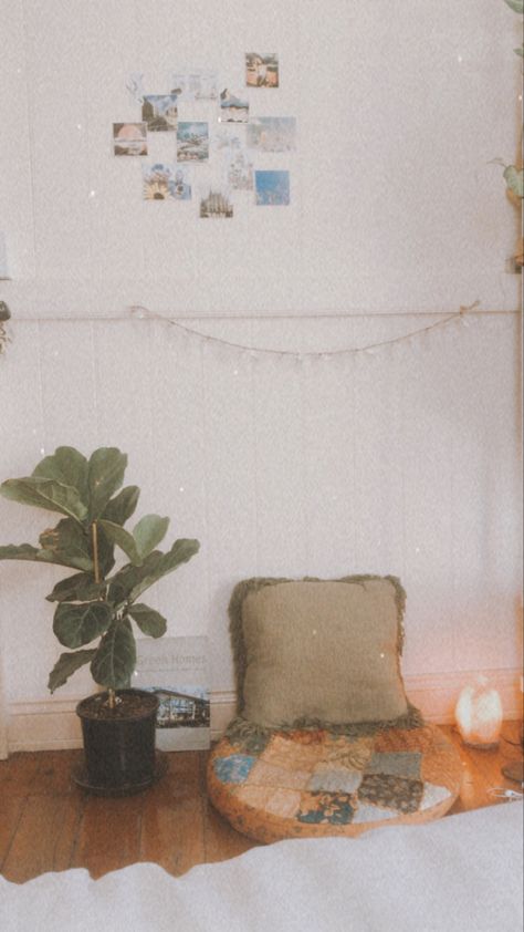 A bedroom corner transformed into a cosy ground space for reflecting, reading, and meditating. Earthy colours, fiddle leaf fig, warm lighting. 📷 m. caffery Reading Meditation Corner, Meditation Class Aesthetic, Meditation Spot Bedroom, Meditation Corner Throw Pillows, Earthy Room, Meditation Floor Pillows, Yoga Place, Pillow Corner, Boho Floor