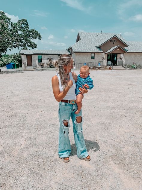 Country Mom Aesthetic, Country Baby Pictures, Western Family Photos, Country Babies, Ranch Wife, New Baby Pictures, Cute Family Pictures, Cute Country Couples, Country Family