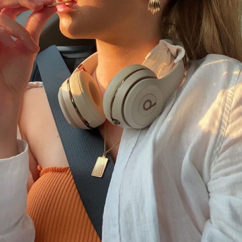 Over Head Headphones Aesthetic, Beats Over Ear Headphones, Workout Headphones Aesthetic, Headphones Beats Aesthetic, Over The Head Headphones Aesthetic, Headphones Astethic, Headphones Aesthetic Beats, Beats Headphones Aesthetic Outfit, Sennheiser Headphones Aesthetic