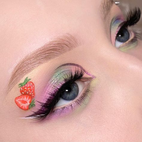 Strawberry Eye Makeup, Strawberry Makeup Look, Artistic Eyeshadow, Liner Ideas, Strawberry Makeup, Eyeshadow Designs, Eyeliner Ideas, Strawberry Girl, Cute Eye Makeup