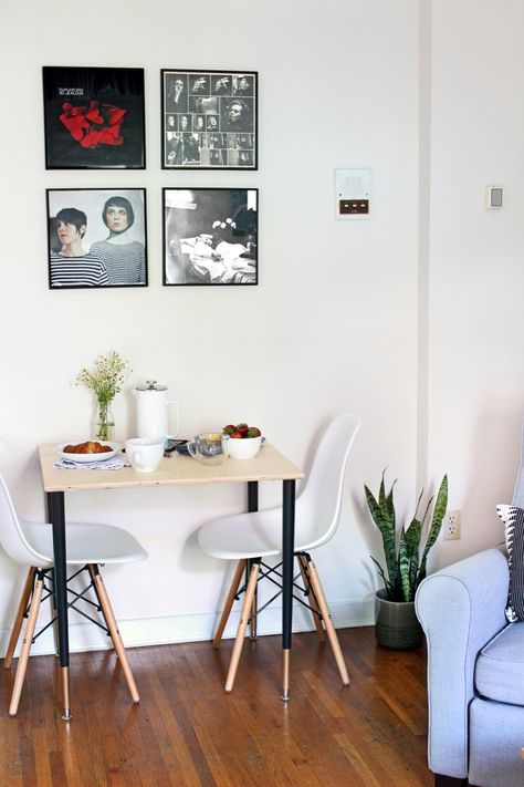 Apartment Living Space, Tiny Apartment Living, Tiny Dining Rooms, Breakfast Nook Table, Small Apartment Bedrooms, Apartment Dining Room, Apartment Vibes, Apartment Dining, Casa Vintage