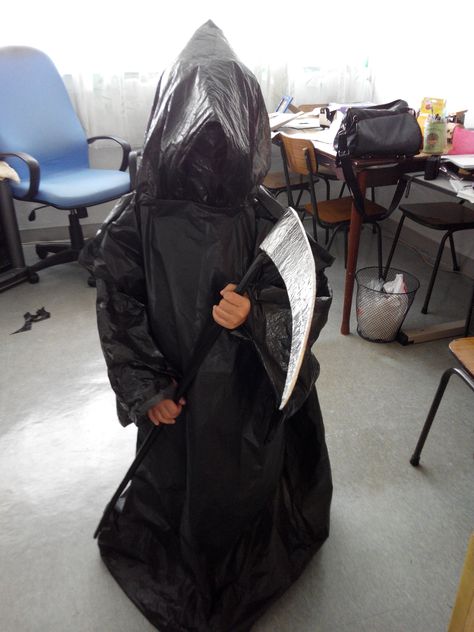 Grim reaper costume. Made from trash bags. Scythe made from newspapers, duct tape, cardboard and foil. Diy Grim Reaper Costume, Diy Grim Reaper, Mens Halloween Costumes Diy, Trash Bag Dress, Diy Adult Halloween Costumes, Diy Dragon Costume, Boys Halloween Costumes Diy, Grim Reaper Costume, Halloween Costumes Scarecrow