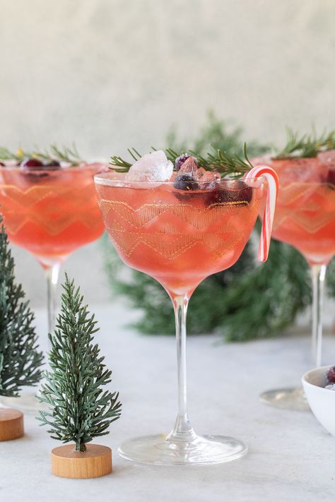 Christmas Martini Recipes, Christmas Cocktails Vodka, Tangerine Recipes, Cranberry Cocktail Recipe, Sugared Berries, Xmas Drinks, Christmas Martini, Tangerine Juice, Christmas Dessert Table