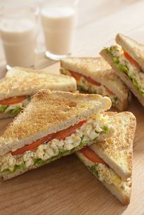 Crispy Egg and Mayonnaise Sandwich Recipe | Ajinomoto Malaysia Curried Egg Salad, Curry Egg Salad, Bacon Egg Salad, Mayonnaise Sandwich, Crunchy Veggies, Egg Salad Sandwich, Healthy Sandwich Recipes, Broccoli Sprouts, Egg Sandwich