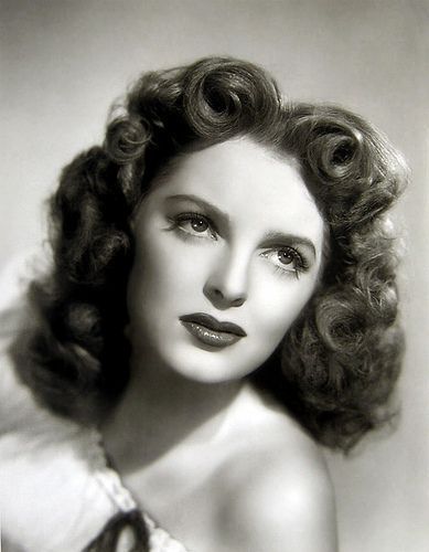 Bride's Hairstyle, 1940's Hair, 40s Mode, Vintage Hairstyle, 40s Hairstyles, Julie London, 1940s Woman, 1940s Hairstyles, Estilo Pin Up