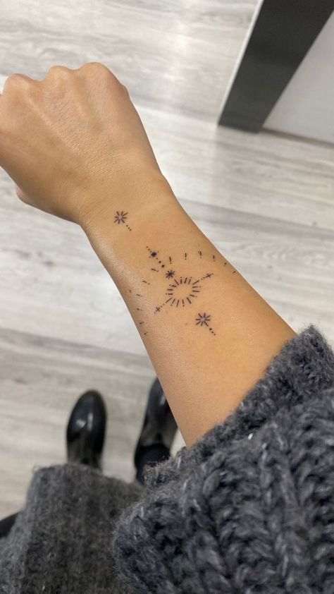 See the 16 beautiful and delicate tattoos #tatuagemfeminina #tattoos #tatuagemdeleao #ideiasparatatuagens #tatuagensfemininas #tatuagensmasculinas #tattoo,#armtattoo,#womentattoos #armsworkout,#bicepworkoutmen,#Tricepsworkout,#backandshoulderworkout,#bicepsworkout,#pushpullworkoutroutine,#beachbodyworkou,,#morningworkoutroutine,#abdominalex#tatuajes,#tatuajesconhermanos,#tatuajesoriginales,#familia Minimal Arm Tattoos, Small Girly Tattoos, Small Finger Tattoos, Cool Wrist Tattoos, Delicate Tattoo, Greek Tattoos, Back Tattoo Women, Wrist Tattoo, Dainty Tattoos