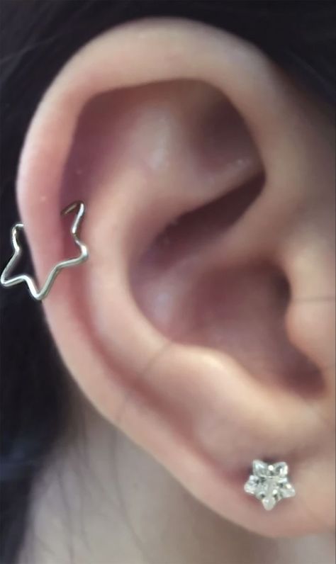 Piercing Jewelry Ideas, Wire Star, Ear Piercing Jewelry, Piercing Inspo, Helix Ear, Cool Ear Piercings, Pretty Ear Piercings, Body Accessories, Cool Piercings