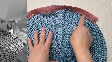 Placemat Purse, Clutch Purse Tutorial, Diy Clutch Purse, Clutch Sewing, Diy Purses, Tote Tutorial, Round Placemat, Diy Clutch, Zipper Pouch Tutorial