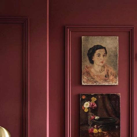 Mirko  Gentile on Instagram: "Deep hues of plum, beetroot and burgundy paired with opulent metallics add warmth to a space during the colder months whilst black accents help to balance out the vibrancy, adding a touch of modernity and drama.  @andrew.tannerdesign @habitatuk   . . .  #homeinterior #homestyle #interior #interior123 #interior4all #interiorandhome #interiordecor #interiordecorating #interiordesigners #interiordesignideas #homedecor #homeinspiration #homeinteriors #interiordesigninspiration #interiordesigns #interiorideas #interiorinspiration #interiorinspo #interiorstyle ⁣#homedecorlove #homedetail #interiorinspiration #interiorstyling #akindofhome #livingroom #livingroomdecor #livingroominspo" Colors That Pair With Burgundy, Oxblood Dining Room, Maroon Office Walls, Muted Jewel Tone Living Room, Maroon Hallway, Burgundy Toilet Room, Fully Painted Room, Painted Fireplace Surround Color Schemes, Dark Red Hallway