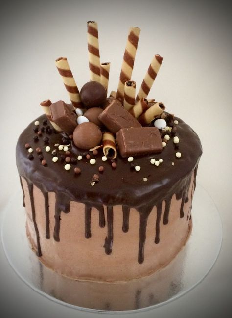 Chocolate Cake With Candy Decorations, Chocolate Candy Birthday Cake Ideas, 1 Kg Chocolate Cake Design, Chocolate Cake Simple Decoration, Mini Chocolate Cake Decoration, Ice Cake Design, Chocolate Bar Cake Decoration, Choclet Cake Designs, Mini Chocolate Cake Design