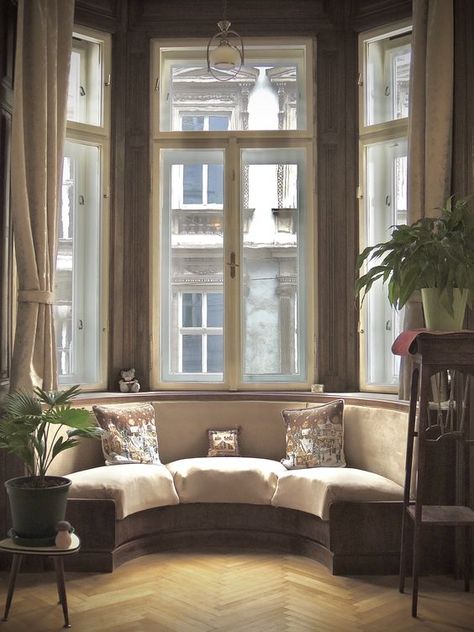 Bay Window Living Room Ideas, Modern Bay Window, Bay Window Bedroom, Bay Window Benches, Living Room Bay Window, Bay Window Living Room, Victorian House Interiors, Bay Window Seat, Window Seat Design