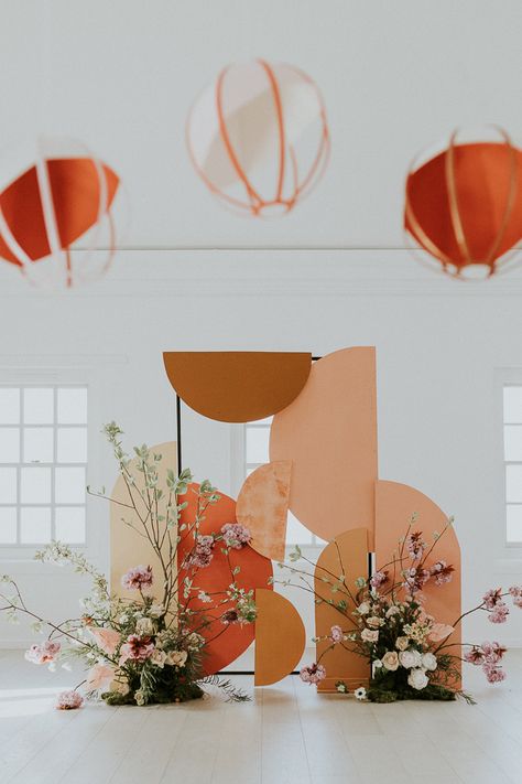 Asian Themed Wedding, Wedding Altar Decor, Asian Wedding Inspiration, Ruangan Studio, Asian Wedding Decor, Bühnen Design, Orange Wedding Themes, Asian Inspired Wedding, Wedding Altar