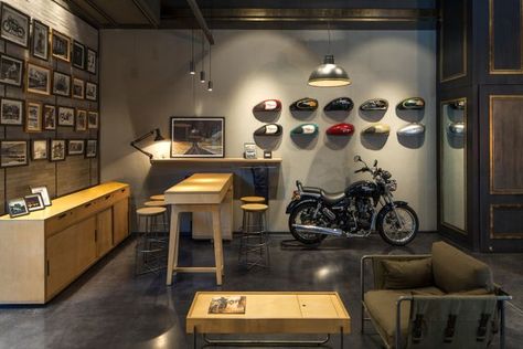 A holistic store which showcases bikes, accessories and interaction spaces manifests as a store as well as an experience centre for the brand. The store is zoned according to the motorcycles on displa Loft Floor Plans, Loft Flooring, Modern Industrial Interior, Motorcycle Garage, Showroom Interior Design, Industrial Livingroom, Cafe Racer Bikes, New Delhi India, Burger Bar