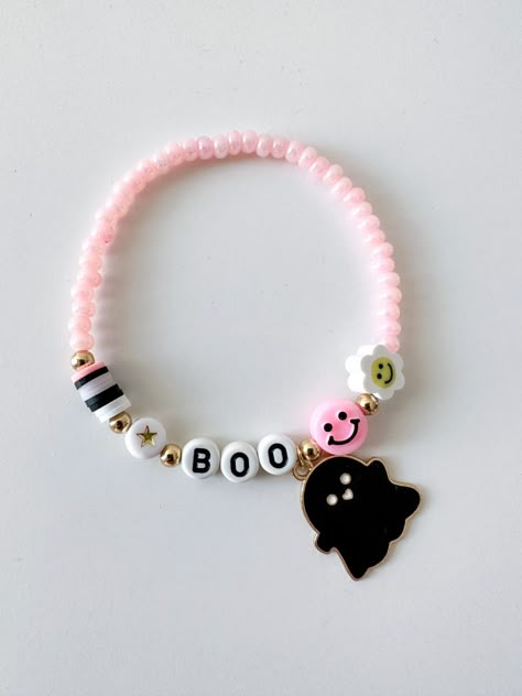 Pastel Halloween Bracelets, Pink Halloween Bracelet, Halloween Accessories Ideas, Fall Beaded Bracelets Diy, Spooky Bracelet Ideas, Halloween Bracelets Clay Beads, Halloween Beaded Bracelet, Halloween Friendship Bracelet, Halloween Bracelet Ideas