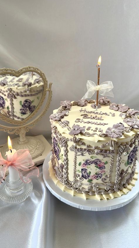 Vintage Bday Cake, Vintage Cake Aesthetic, Pastry Decoration, Lambeth Cake, Victorian Cakes, Royal Cakes, Vintage Birthday Cakes, Vintage Cakes, Hand Painted Cakes