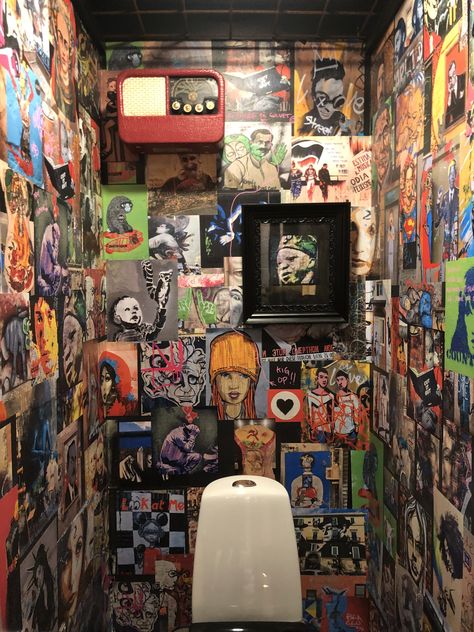 Retro Store Interior, Street Style Bathroom, Punk Venue Bathroom, Punk Rock Bathroom, Bar Bathroom Aesthetic, Punk Bathroom, Bar Bathroom Ideas, Grunge Bathroom, Graffiti Bathroom