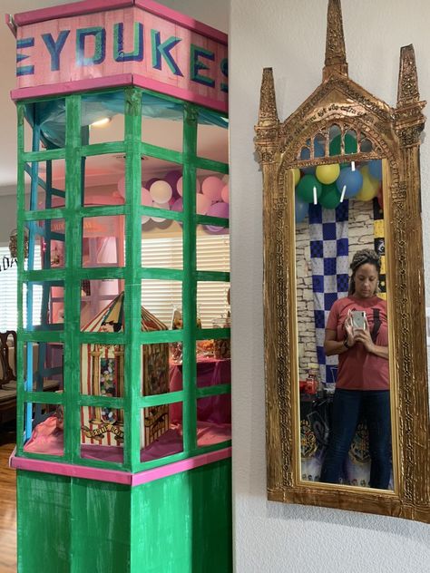 Honeydukes and mirror of Erised Hogwarts Night, Harry Potter Halloween Decorations, Harry Potter Themed Room, Honey Dukes, Harry Potter Bridal Shower, Mirror Of Erised, Harry Potter Day, Harry Potter Christmas Decorations, Harry Potter Props