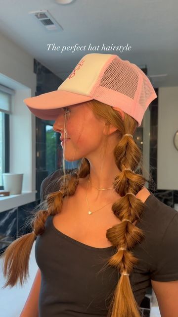 April Nelson Sanders on Instagram: "cute hat hair >>>   hat is from @drink.baobab and it’s SO CUTE 💗  #hair #hathairstyles #hairtutorial #easyhairstyles #hairinspo" Curly Hair With Visor Hat, Cute Hat Hairstyles For Work, Hairstyles For Trucker Hats, Hairstyle With Hats, Women’s Hairstyles With Hat, Visor Hat Hairstyles Work, Cute Everyday Hairstyles For Long Hair, Cute Hairstyles For Hats, Long Hair With Hat Hairstyles