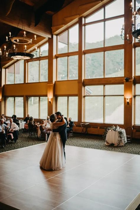 Ski Lodge Wedding Summer, Ski Lodge Wedding Winter, Ski Lodge Wedding, Ellicottville Ny, Ski Resort Wedding, Mountain Winter, Cocktail Hour Wedding, Ski Club, Ski Lodge