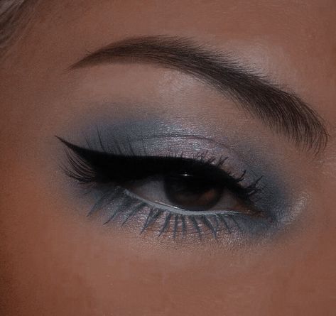 Light Blue Xv Makeup, Sweet 16 Makeup Ideas Blue, Makeup Looks Navy Blue, Makeup For Sky Blue Dress, Periwinkle Makeup Looks, Light Blue Prom Makeup, Light Blue Makeup Looks, Sky Blue Makeup, Light Blue Makeup