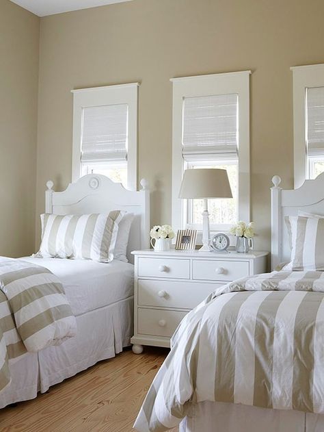 I could see this being a twin and a double...or a double and a queen. Twin Beds Guest Room, White Beds, Two Twin Beds, Small Bedrooms, Classy Bedroom, Twin Beds, Twin Bedroom, Small Closet, Trendy Bedroom