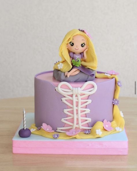 Rapunzel Cake Ideas Simple, Princess Rapunzel Cake, Rapunzel Torte, Belle Birthday Cake, Rapunzel Cake Topper, Rapunzel Birthday Cake, Tangled Cake, Bolo Rapunzel, Frozen Themed Birthday Cake