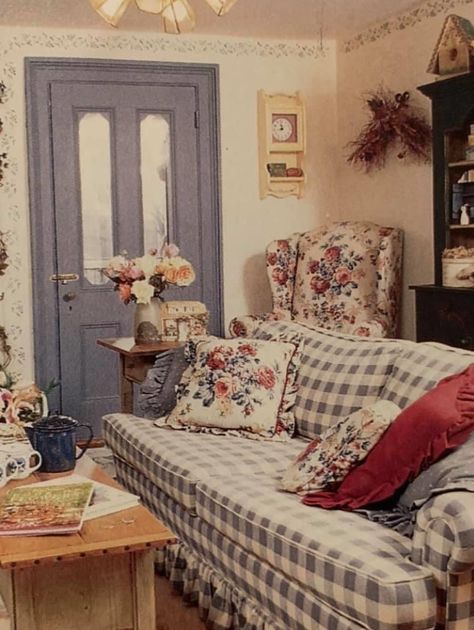 90s Style Living Room, Grandma Couch Aesthetic, Cottagecore Sofas, Grandmacore House Living Room, 90s Country Decor, 90s Grandma House, Grandma Living Room, Grandma's House Aesthetic, Colorful Cottagecore