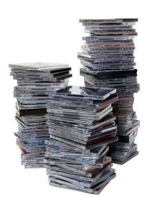 This is a guide about uses for CD jewel cases. Many of us end up with a lot of empty CD cases. There are many craft and recycling options for these slim plastic cases. Cd Case Crafts, Dvd Case Crafts, Recycled Cd Crafts, Cd Recycle, Cd Crafts Diy, Old Cd Crafts, Recycled Cds, Crafts Recycled, Cd Jewel Case