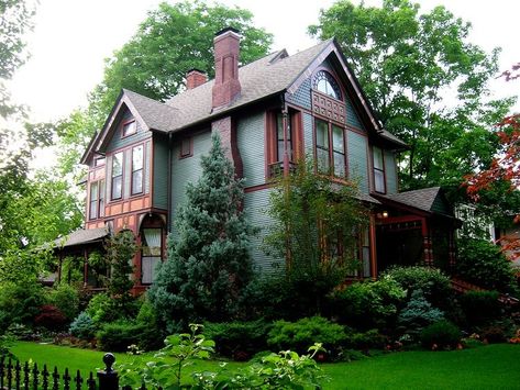 Creative House Exterior, Colorful Old House, Eclectic House Exterior, Cool House Exterior, Winter Home Decor January, Old House Exterior, Old Victorian House, Exterior House Color, Suburban House