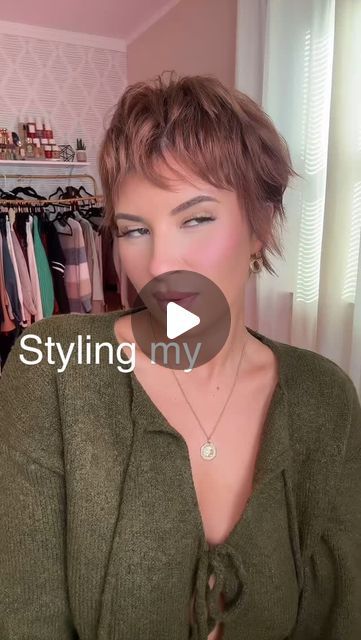 Mini Flat Iron Short Hair, Kassia Barbo, Flat Iron Short Hair, Mini Flat Iron, Very Short Pixie Cuts, Hairstyle Shorthair, Shaggy Pixie, Pixie Cut Styles, Shaggy Hair