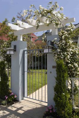 Cute trellis idea for over an entry gate to courtyard Entry Arbor Ideas Front Gates, Trellis Over Gate, Garden Gate Trellis Entrance, Gate Post Lights, Gazebo Front Porch, Gate Posts Ideas, Gate Garden Entrance, Entry Gate Design, Modern Entrance Design