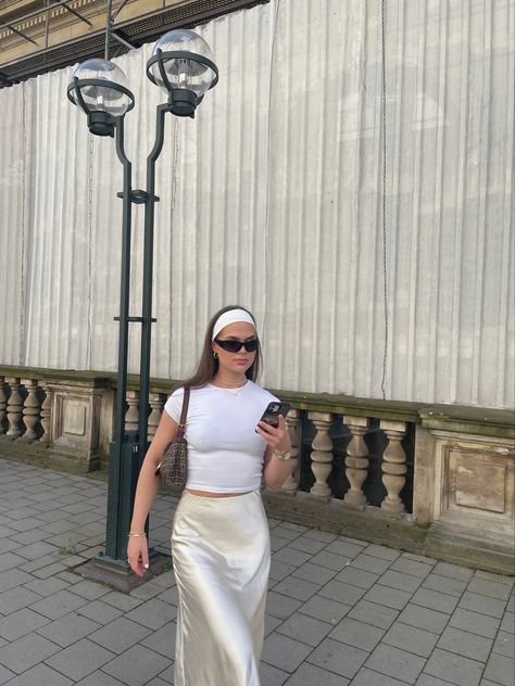 Outfit check Outfit With Satin Skirt, European Summer Outfits 2024, White Satin Skirt Outfit, Satin Skirt Outfit Summer, Eurotrip Outfits, Hangout Outfit, Satin Skirt Outfit, Modest Casual Outfits, Classy Streetwear