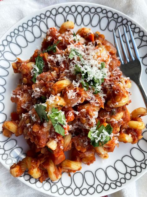 Easy Vegetarian Pasta, Vegetarian Pasta Recipes Easy, Vegetarian Pasta Recipe, Slow Cooker Bolognese, Lentil Bolognese, Slow Cooker Lentils, Sunday Dinner Recipes, Slow Cooker Pasta, Slow Cooker Vegetarian