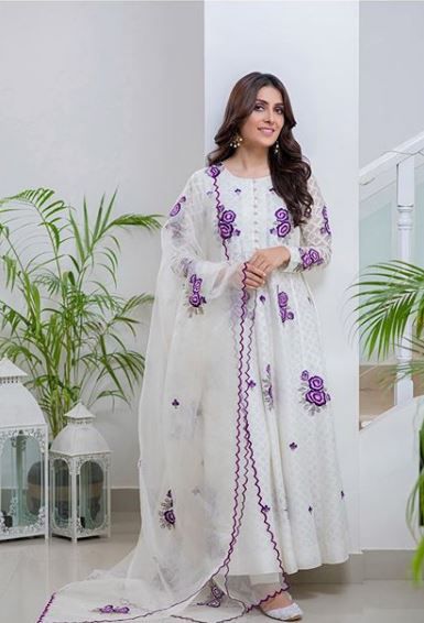 Ayeza Khan wore beautiful wife frok on Eid 2020. Ayza Khan, Aiza Khan, Pakistan Dress, Pakistani Dresses Online, Long Frock, Salwar Kamiz, Lawn Dress, Ayeza Khan, Pakistani Dresses Casual