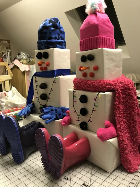 Gift Tower Ideas, Snowman Gift Tower, Diy Snowman Gifts, Christmas Present Wrap, Christmas Wrapping Diy, Christmas Presents For Kids, Gift Towers, Creative Christmas Gifts, Snowman Hat