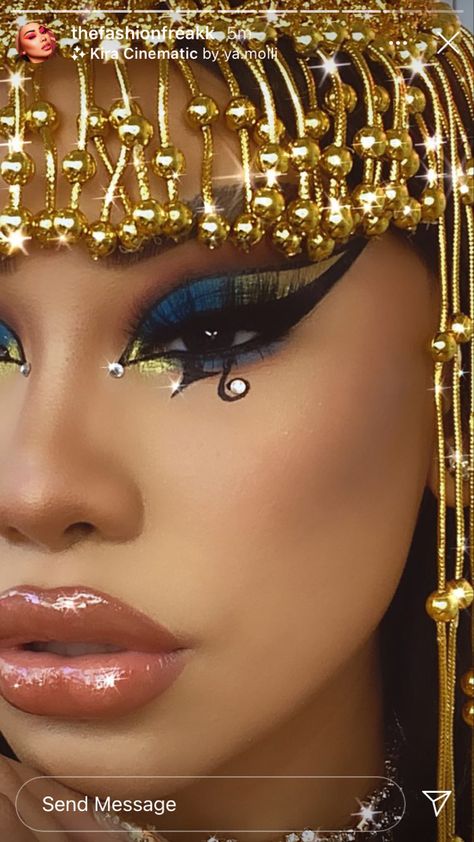 Modern Egyptian Makeup, Gold Goddess Makeup, Goddess Makeup Look, Egyptian Queen Costume, Cleopatra Makeup, Rouge Makeup, Egyptian Makeup, Goddess Makeup, Gold Goddess