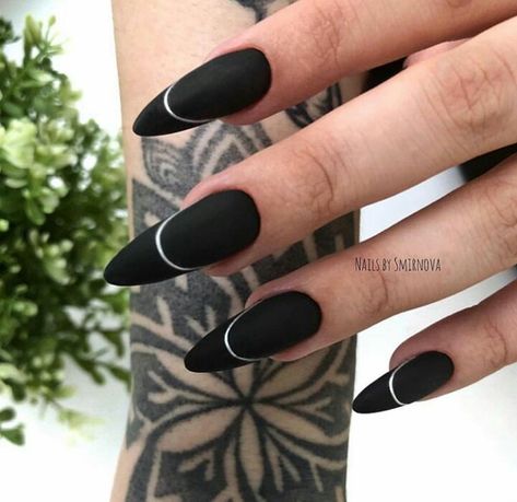 Black Wedding Nails Classy, Medium Black Nails, Short Gothic Nails, Goth Manicure, Step By Step Nail Art, Black Nail Ideas, Trending Nail Art, Black Acrylic Nails, Punk Nails