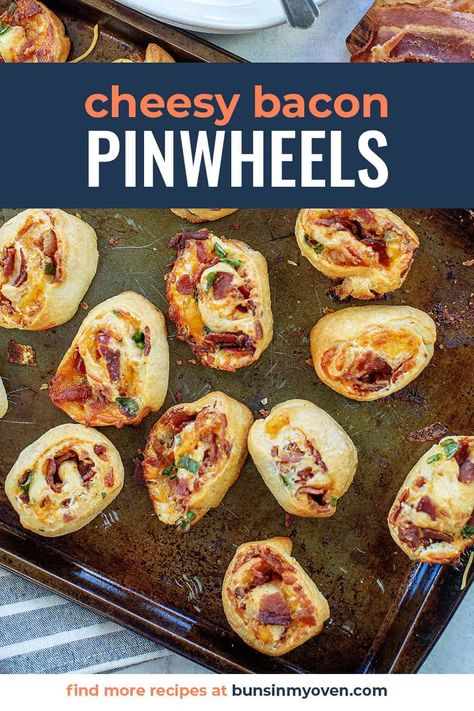 These cheddar bacon pinwheels are ready in less than 20 minutes! Perfect for parties! Bacon Pinwheels, Bacon Ranch Pinwheels, Chili Side Dishes, Ranch Pinwheels, Bacon Party, Buns In My Oven, Pinwheels Recipe, Bacon Roll, Cheesy Snack