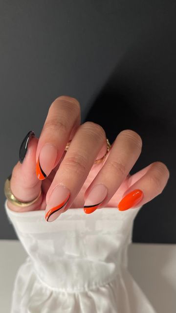 Orange Nails With Black Lines, Nails To Go With A Orange Dress, Black And Orange Almond Nails, Simple Orange And Black Nails, Halloween Swirl Nails, Cute Orange Halloween Nails, Halloween Nails Short Orange, Orange White And Black Nails, Simple Halloween Nails Orange