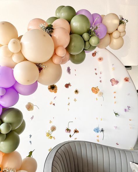 What a dreamy color palette! And the dainty dangling florals on the backdrop - perfection! 🪻 🌸 🪷 🌼 🌷 🌹 #itsyourday #balloons #balloonartist #balloonwall #balloongarland #customballoons #grabandgoballoons #balloonideas #creativeballoons #balloonbackdrop #photoshoot #balloonpics #reddingca Garden Theme Balloon Garland, Garden Theme Balloons, Enchanted Garden Balloon Arch, Fairy Garden Balloon Arch, Fairy First Balloon Arch, Garden Balloon Arch, Dreamy Color Palette, Custom Balloons, Balloon Backdrop