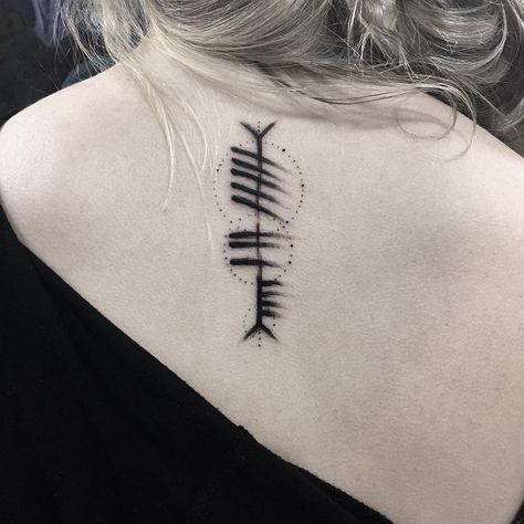 Ogham tattoo on the upper back reading "Saor"" meaning "Free" in Irish Gaelic Jules Aesthetic, Tattoo Irish, Ogham Tattoo, Irish Ogham, Gaelic Tattoo, Ireland Tattoo, Thistle Tattoo, Tattoo Words, Mountain Tattoo Simple